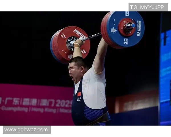 “钢铁老爹”，俄罗斯93岁白叟夺得举重竞赛冠军：抓举26公斤、挺举31公斤